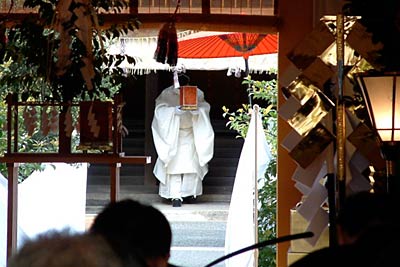 藤崎宮司に代わって祭主を務め、本殿に納めた御霊を移す鬼木神社宮司