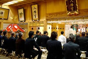 14日行われた三条市・八幡宮春季例大祭宵宮の神事