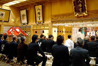 14日行われた三条市・八幡宮春季例大祭宵宮の神事