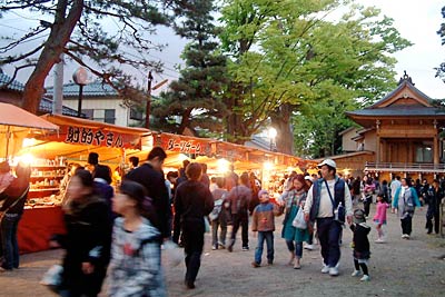 八幡宮境内に屋根を並べた露店