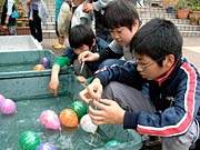 ヨーヨー釣りに夢中の子どもたち