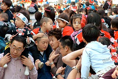 八幡宮境内で舞い込み、子どもを肩車して健やかな成長を願う