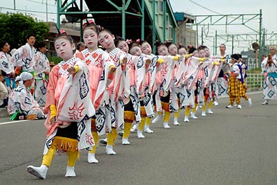 戸隠神社春季例大祭宵宮、燕駅そばで横町の踊り