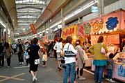 雨知らずのアーケード下で露店にぎわう