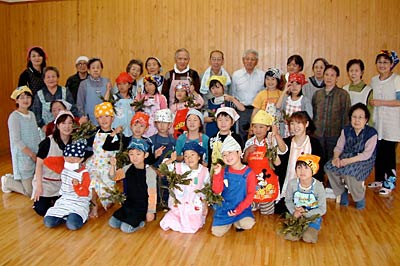 自分で作った笹団子を手に記念撮影