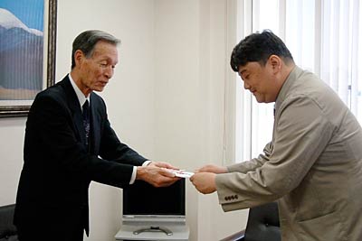 「さわたりの郷」の佐藤施設長(左)に寄付金を手渡す燕市市民交流イベント実行委員会の亀倉会長(右)