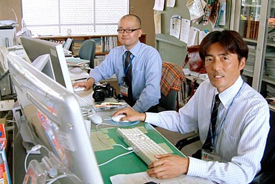 平成21年全国広報コンクールの広報紙（市部）部門で2席に輝いた「広報つばめ」を作成する、燕市企画調整部地域振興課の広報広聴グループの楡井主任(左)と遠藤副参事(右)