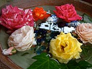 水盤に浮かべたバラの花