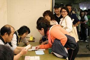 燕市文化会館がコンサート「アコースティックナイト」のチケット先行販売、チケットを求めて約60人が行列
