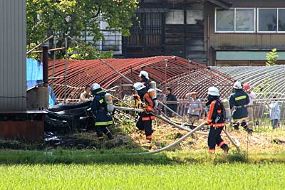 燕市松橋地内の溶接工場の火災現場