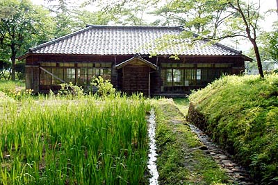場内にはハナショウブの畑と味わいのある建物も