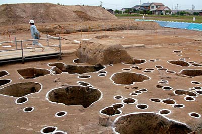 7日に現地説明会が開かれる発掘が進む新堀遺跡