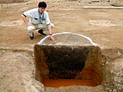 井戸の断面、黒い土は井戸を埋めた部分