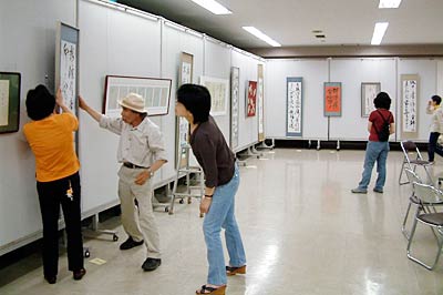 5日から三條蘭亭会の第22回書道展が開かれる三条市中央公民館で4日夜に行われた展示作業