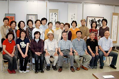 展示作業を終わって記念撮影する会員