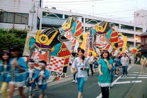 5日夕方から行われた三条凧合戦の前夜祭凧パレード