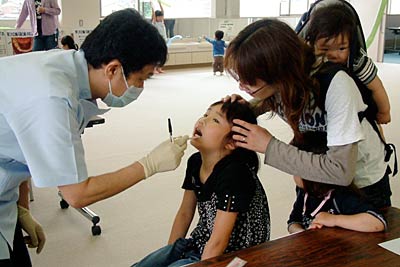 歯の衛生週間」にちなんで三条市歯科医師会が行った歯科健診・相談