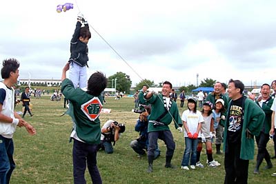 6、7の2日間開かれた三条凧合戦の子ども凧合戦