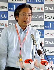 会見する国定三条市長