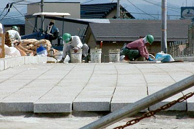 常盤橋の歩道部分に石を敷き詰める作業が進む