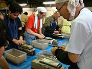 研ぎ石で刃を研ぐ作業