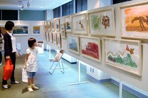 26日まで燕図書館で絵本原画展「絵本作家 田島征三の世界」、14日には田島さんの後援会