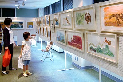 28日まで燕図書館で開かれている絵本原画展「絵本作家 田島征三の世界」