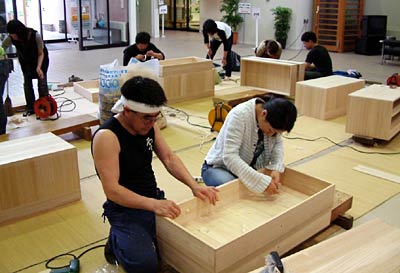 昨年の女性による桐たんす製作体験のようす