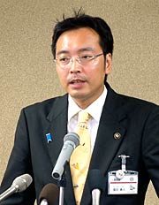 感染の経緯や三条市の対応を話す国定市長