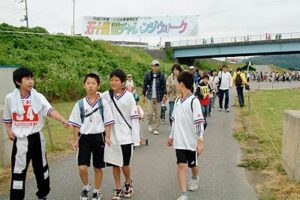 7・13水害復興記念イベント 「五十嵐川チャレンジウォーク」に市民350人余りが参加