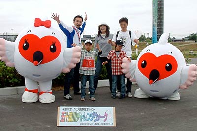 トキめき新潟国体のマスコット「トッキッキ」の着ぐるみや国定市長と記念撮影