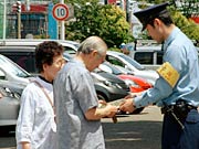 来店客にちらしを手渡す三条署員