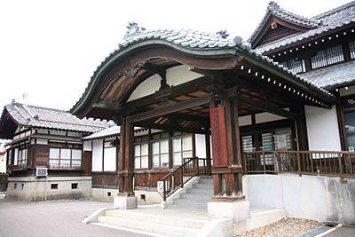 正面玄関を斜めから、左手奥に岩田正巳画伯記念室として利用されている旧貴賓室