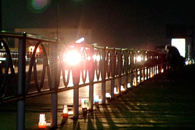 石上大橋の歩道に並んだ200個の手作りキャンドルのあかり