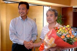 「いい湯らてい」入館者200万人目となった池田さん(右)と(株)下田郷開発の代表取締役、国定三条市長(左)