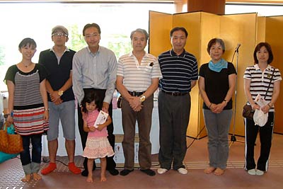 200万人目の前後を含むプレゼントを受けた5組と国定市長で記念撮影