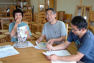 三条クラフトフェア実行委員会の高橋実行委員長(中央)とメンバー