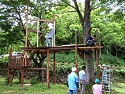 吉ヶ平山荘そばでツリーハウスづくり