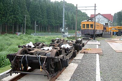 先に移送された車両本体の到着を待つ車輪部分