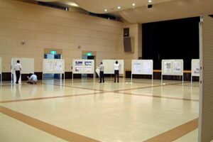 25日から燕市吉田産業会館で開かれている新庁舎設計提案の「第1次提案図書(応募作品)の公開展示