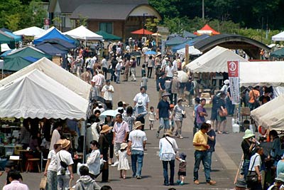 27、28日と八木ヶ鼻オートキャンプ場で開かれている「三条クラフトフェアin三条」