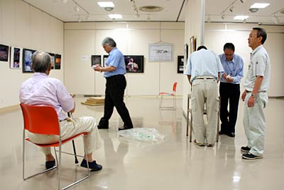 27、28の2日間、燕市文化会館展示ホールで開かれる第12回PHOTO風音写真展「季節の中で」の展示作業