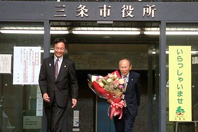 国定市長と市役所三条庁舎正面玄関を出る佐藤副市長