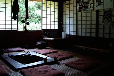 7月11日に炉辺夜話を開く遠藤さんの工房「しただ郷庭月 古民家」のいろり