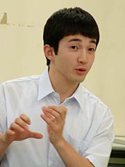 撮影用の衣装とメークで会見する浅利さん