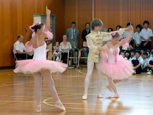 ロシア極東地域の青少年芸術団体が燕市と三条市の学校でアンサンブル公演、世界の舞踊を披露