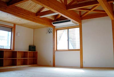 床にムク材を使って木の香りに満ちた室内