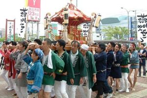 4日に燕市内8カ所で純金みこしとよさこいソーランを披露して飛燕夏まつりをPR
