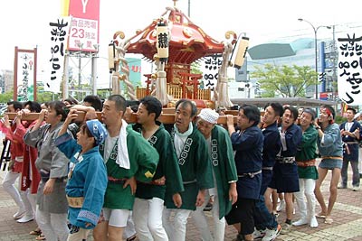 4日行われた燕市・飛燕夏まつりのPR、県央サティで純金みこし担ぎ