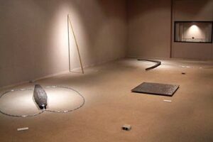 20日まで燕市産業史料館で鉄を素材にした若手彫刻作家の作品が並ぶ「渡邊トシフミ 鉄の彫刻展」